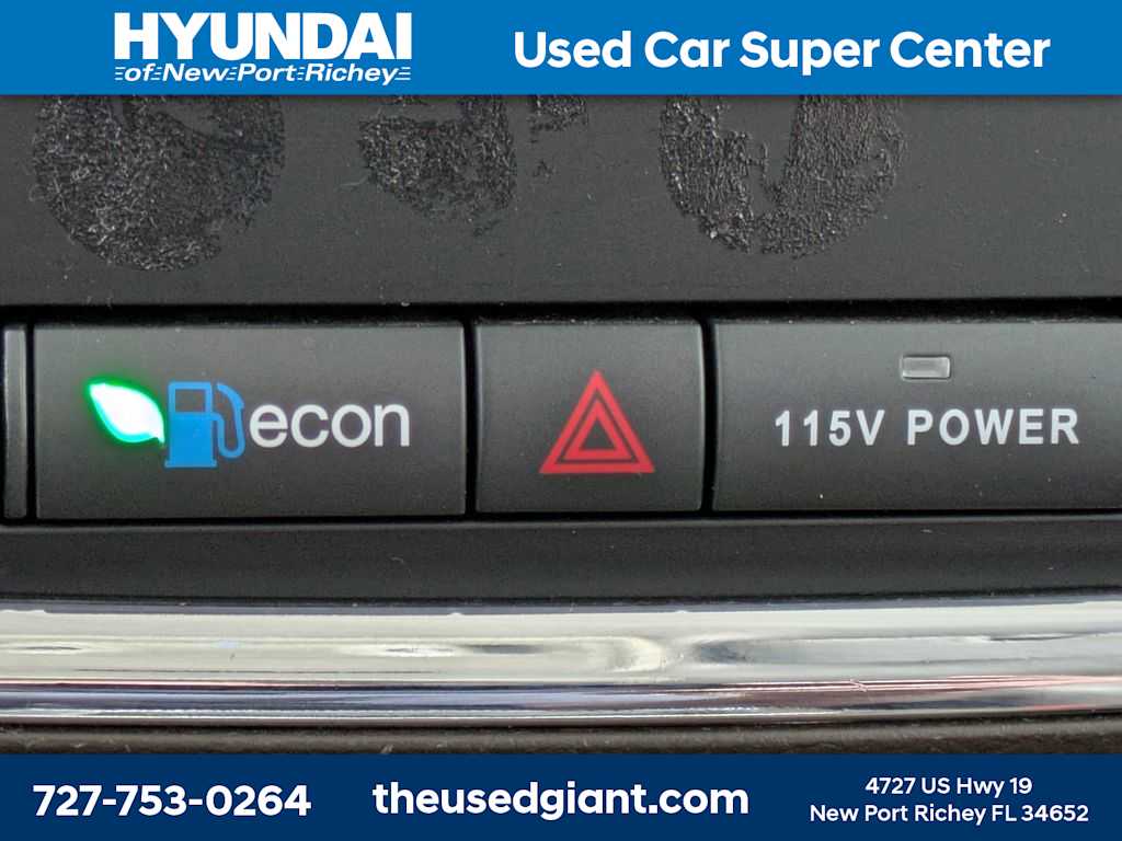 Thumbnail: 2015 Chrysler Town & Country - 30