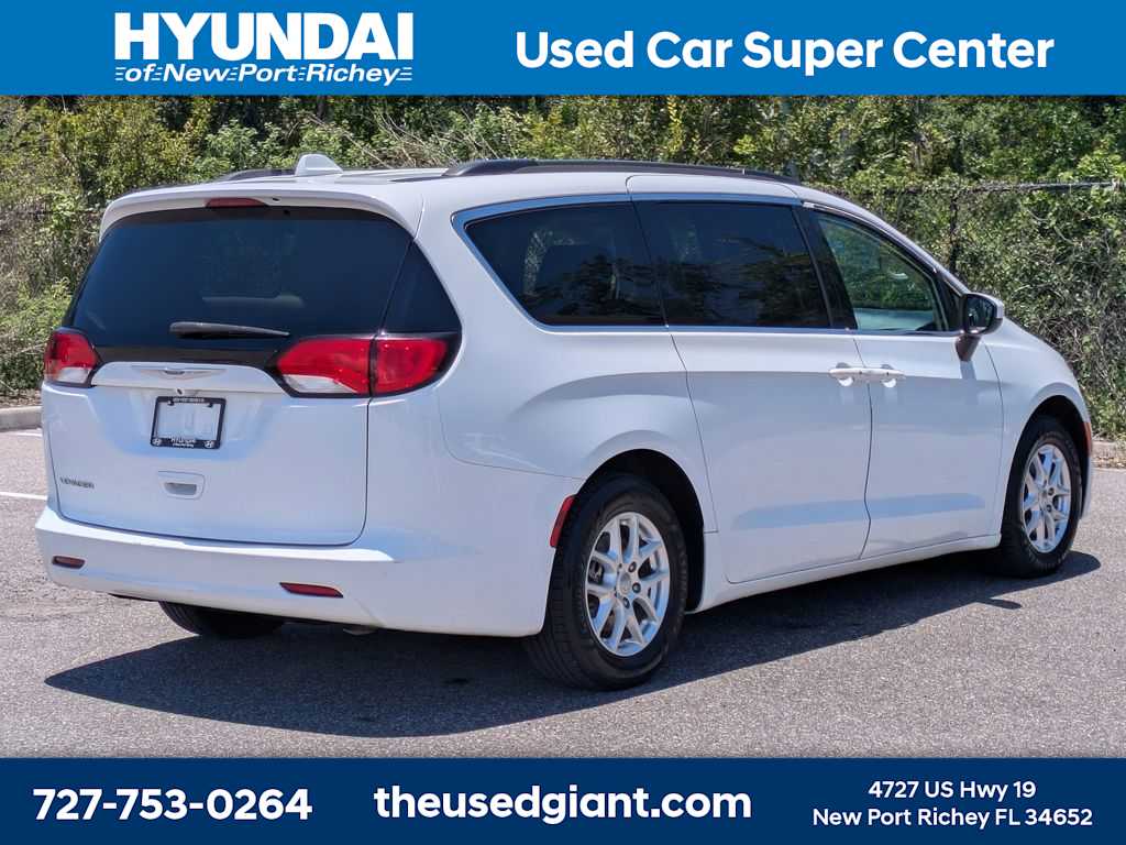Thumbnail: 2020 Chrysler Voyager - 5