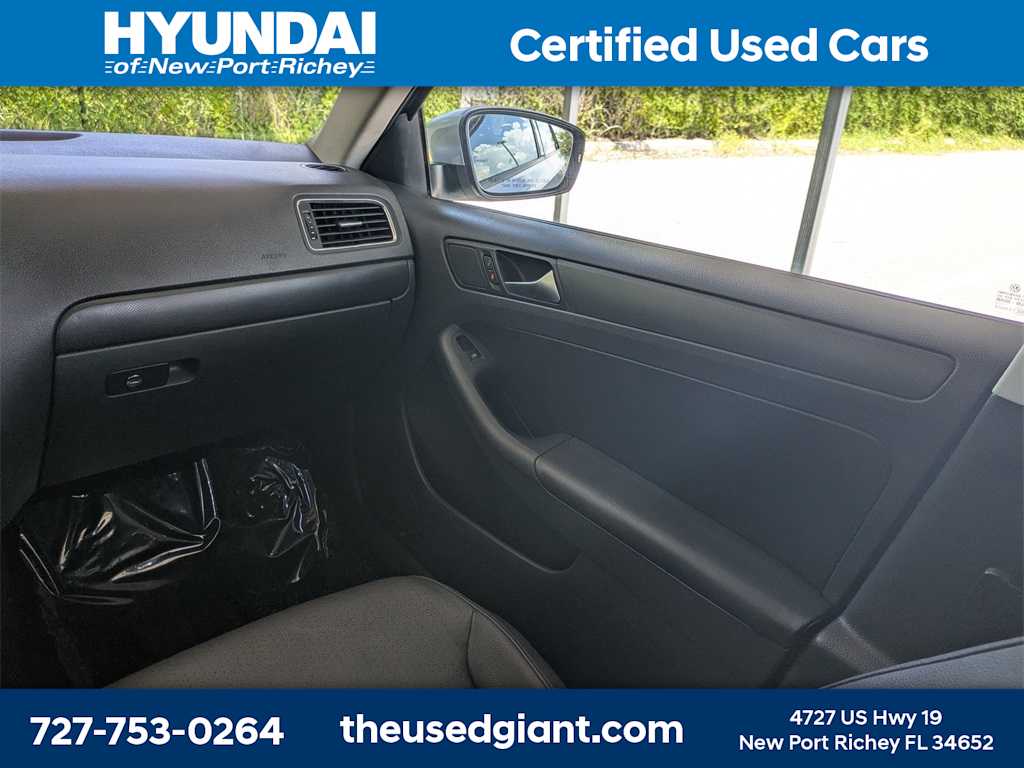 Thumbnail: 2011 Volkswagen Jetta - 18