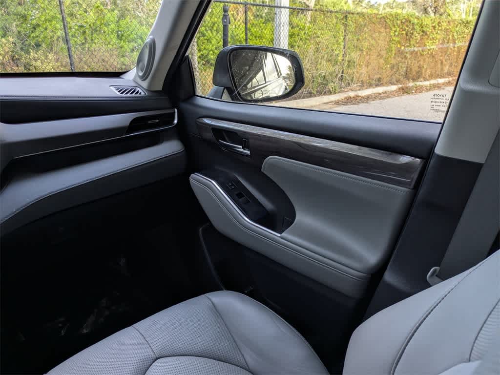 Thumbnail: 2022 Toyota Highlander - 23