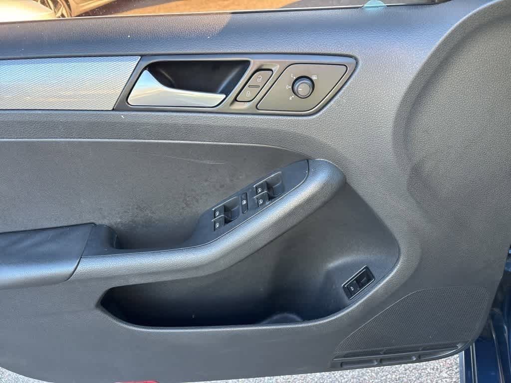 Thumbnail: 2017 Volkswagen Jetta - 12