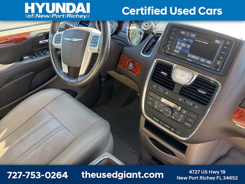 Thumbnail: 2015 Chrysler Town & Country - 6
