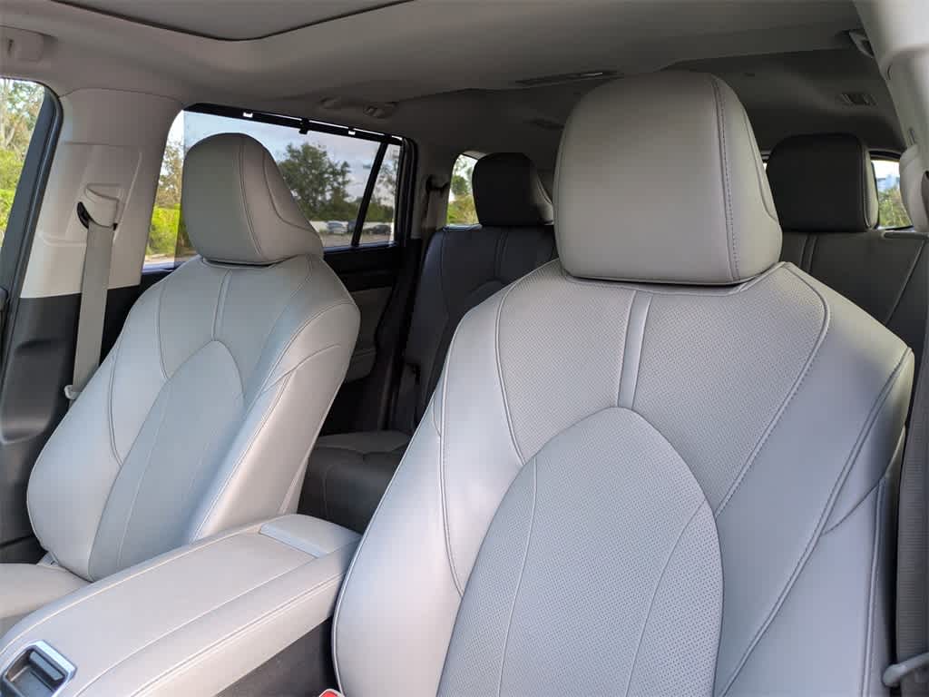 Thumbnail: 2022 Toyota Highlander - 7