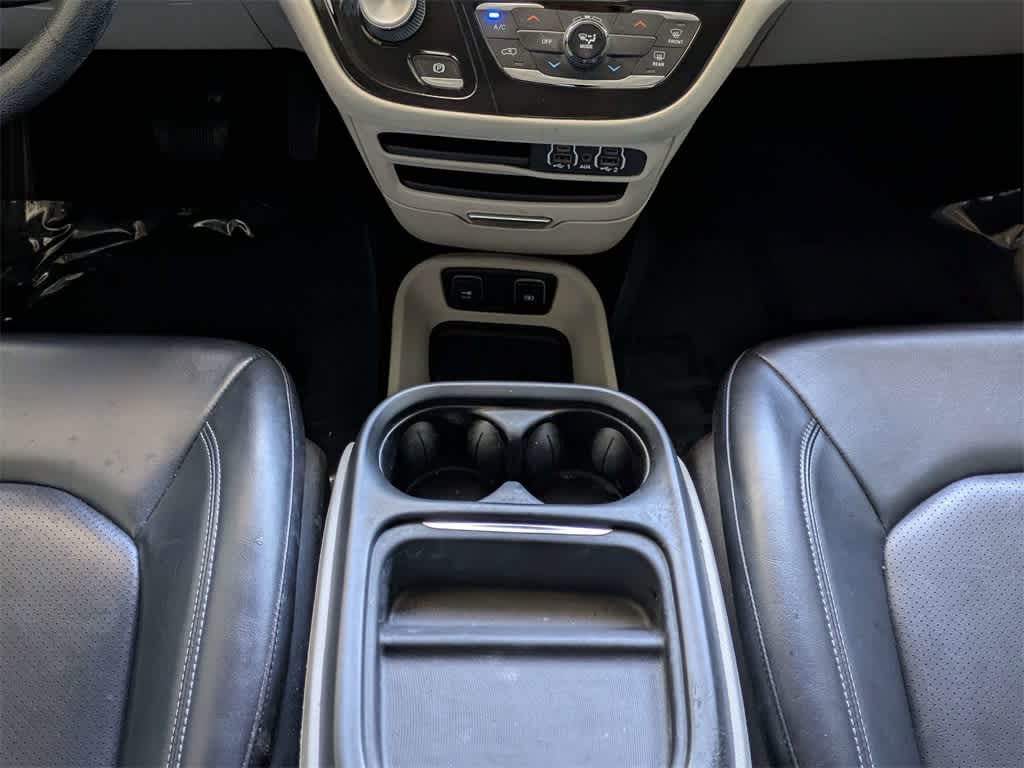 Thumbnail: 2021 Chrysler Voyager - 25