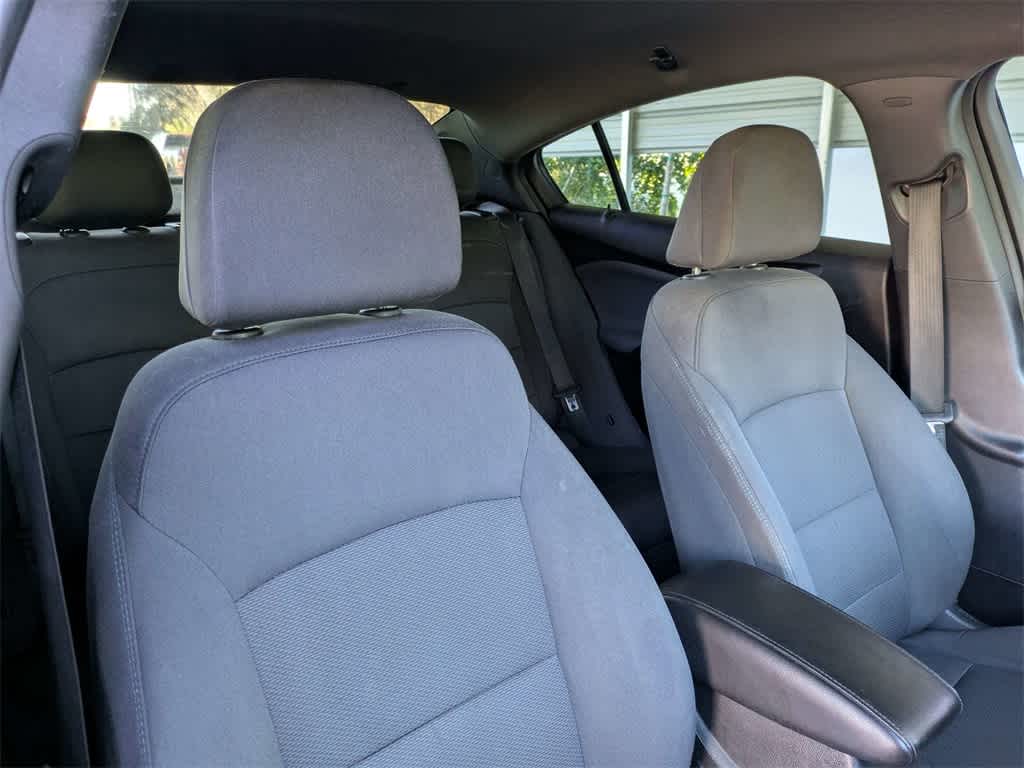 Thumbnail: 2019 Chevrolet Cruze - 6