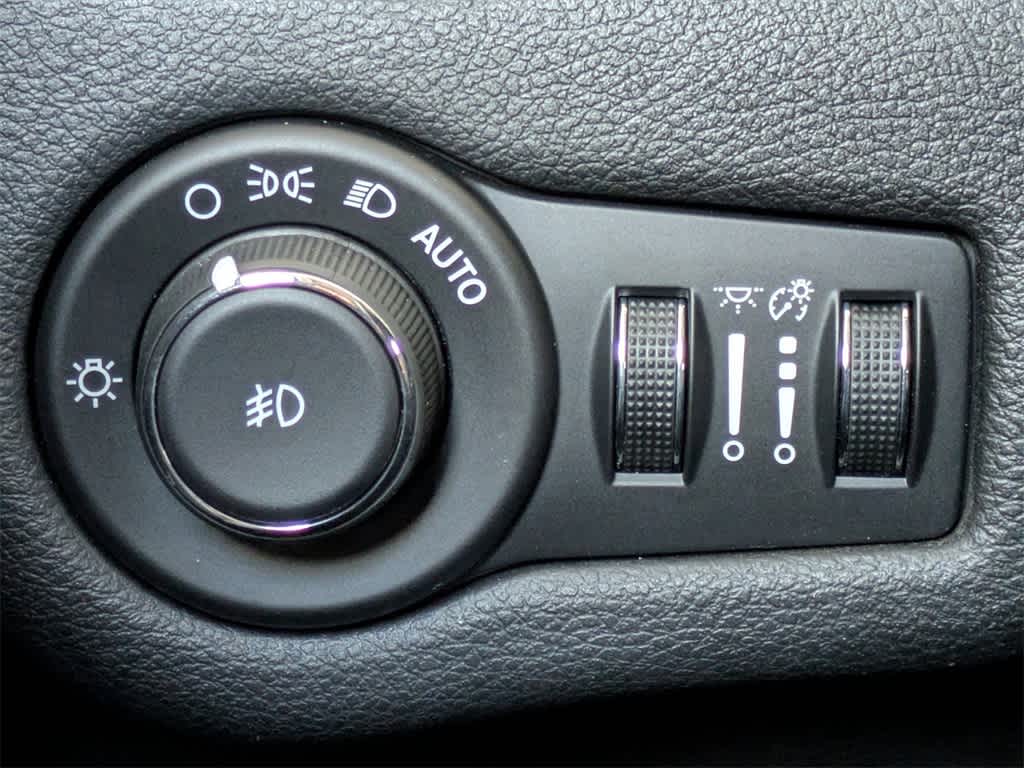 Thumbnail: 2016 Jeep Cherokee - 29