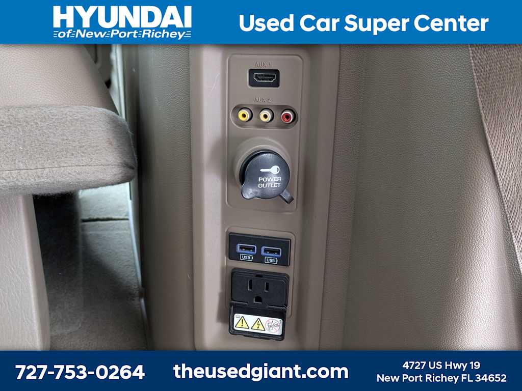 Thumbnail: 2015 Chrysler Town & Country - 17