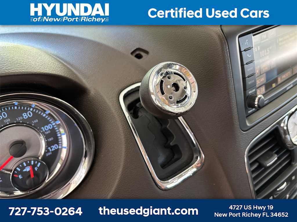 Thumbnail: 2015 Chrysler Town & Country - 37