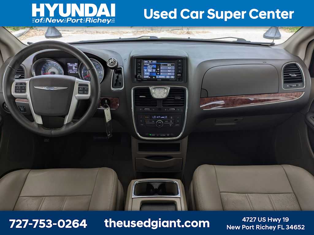 Thumbnail: 2015 Chrysler Town & Country - 23