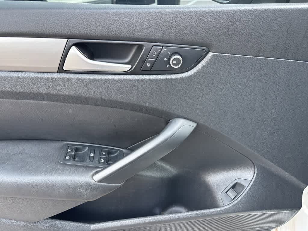 Thumbnail: 2015 Volkswagen Passat - 11