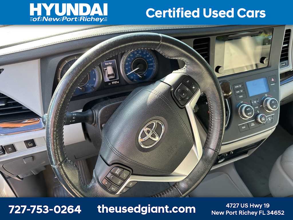 2015 Toyota Sienna XLE 13