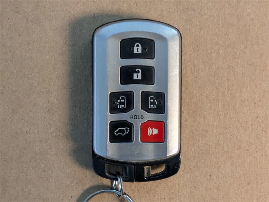 Thumbnail: 2015 Toyota Sienna - 39