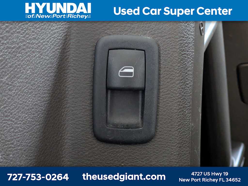 Thumbnail: 2015 Chrysler Town & Country - 20