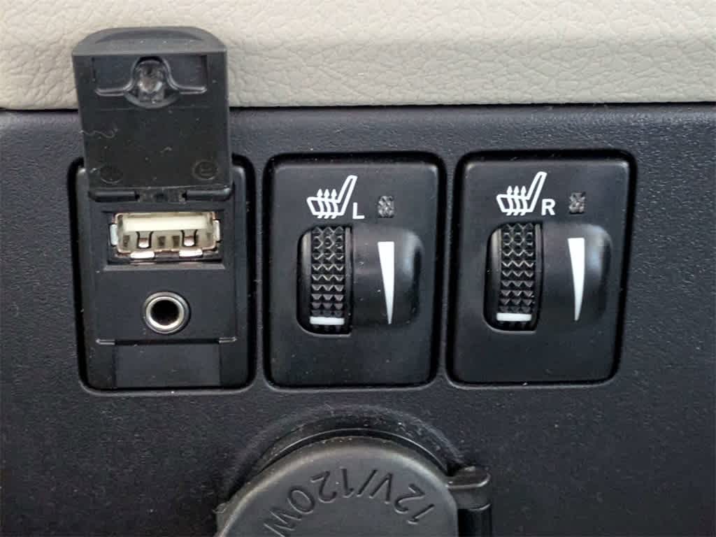 Thumbnail: 2015 Toyota Sienna - 30