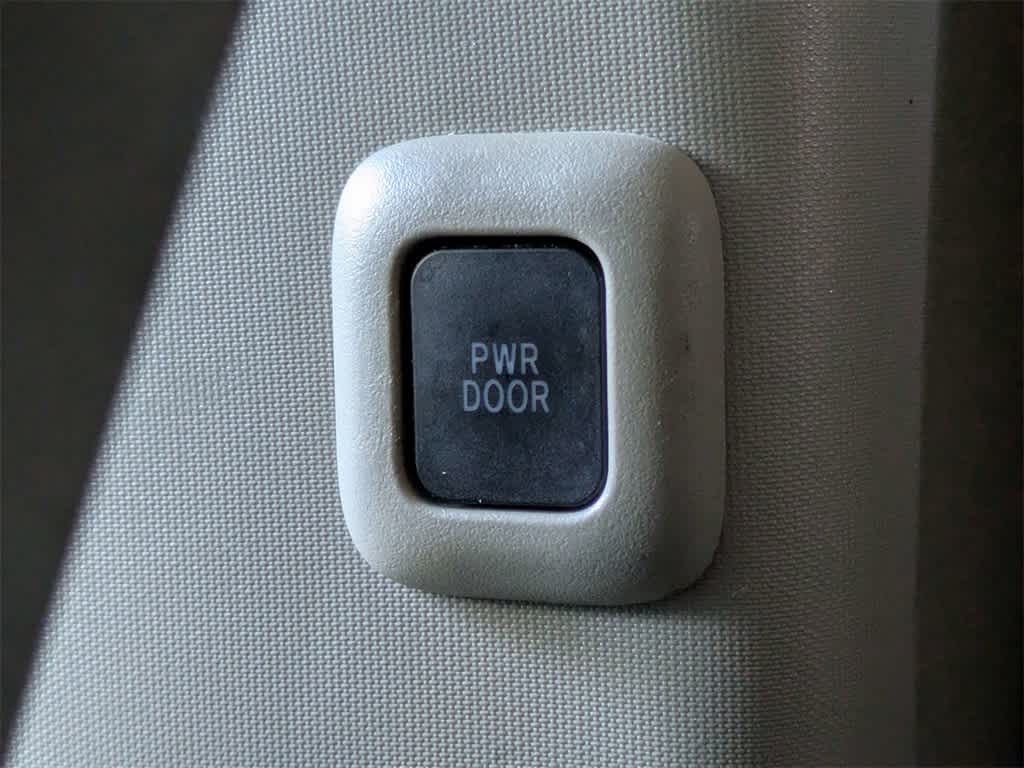 Thumbnail: 2015 Toyota Sienna - 19