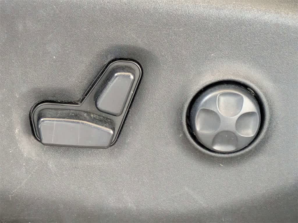 Thumbnail: 2021 Chrysler Voyager - 26