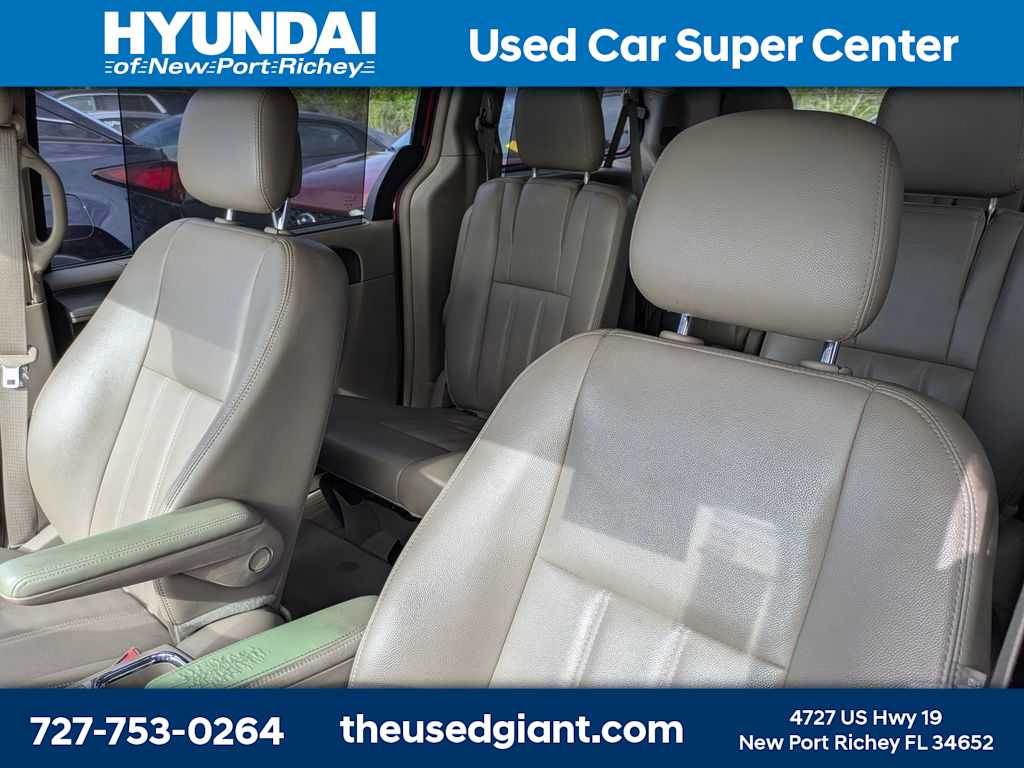 Thumbnail: 2014 Chrysler Town & Country - 3