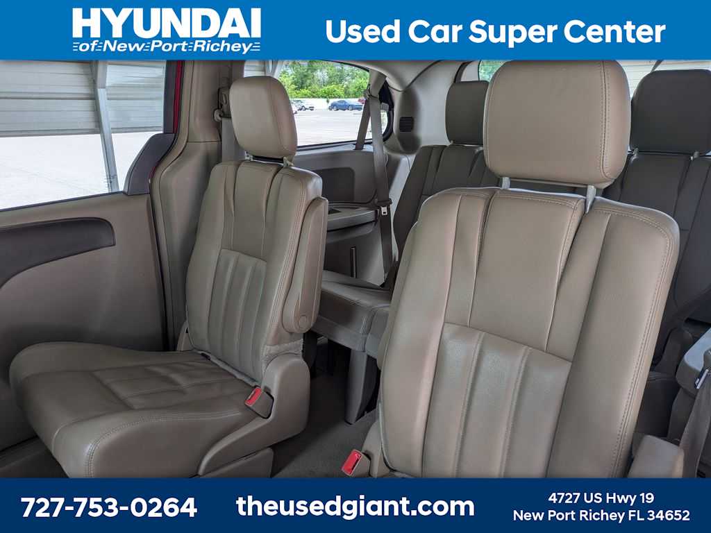 Thumbnail: 2015 Chrysler Town & Country - 18