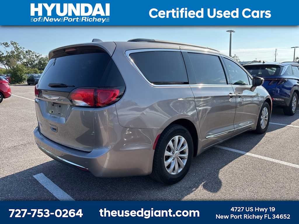 Thumbnail: 2017 Chrysler Pacifica - 3