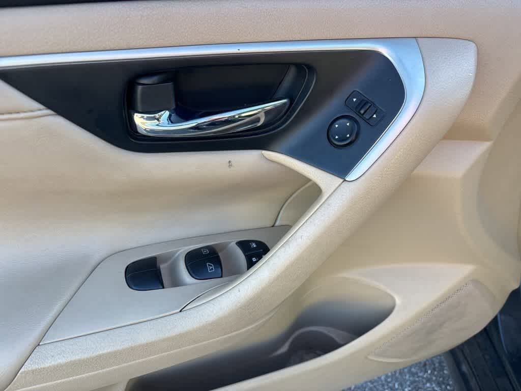 Thumbnail: 2016 Nissan Altima - 11