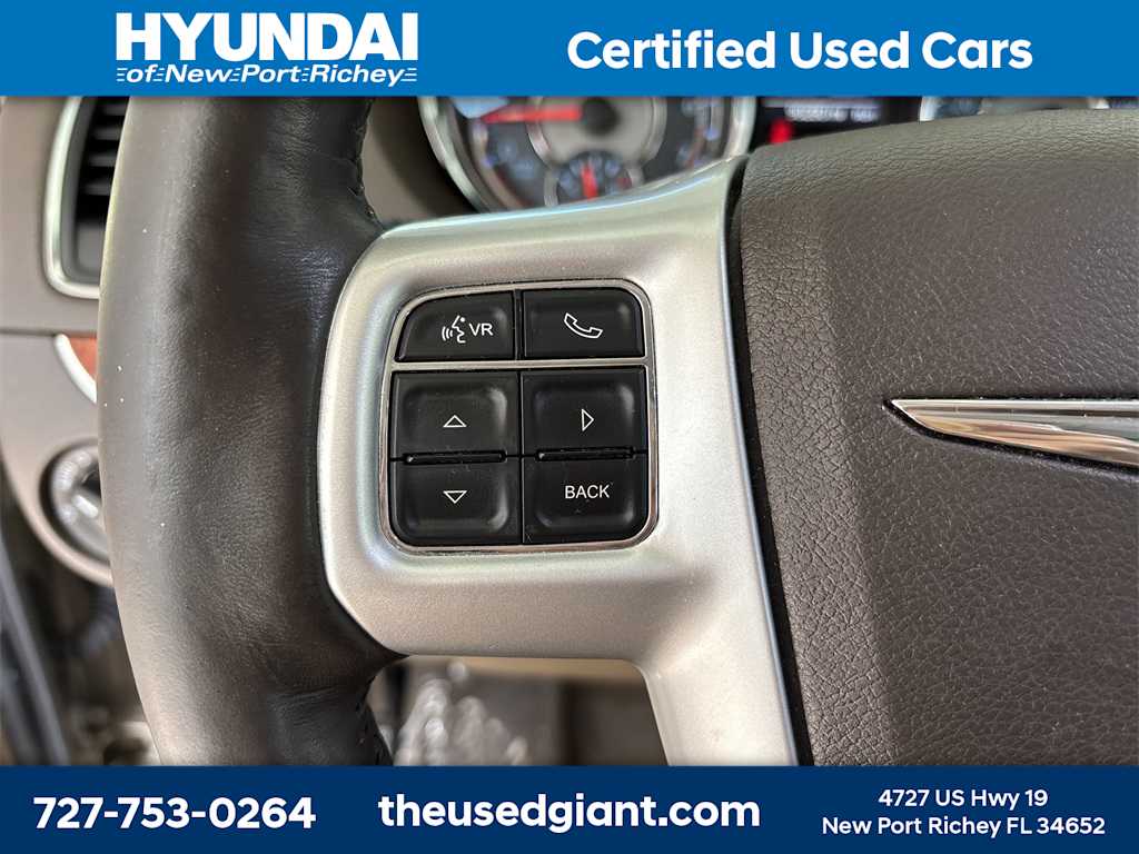 Thumbnail: 2015 Chrysler Town & Country - 41
