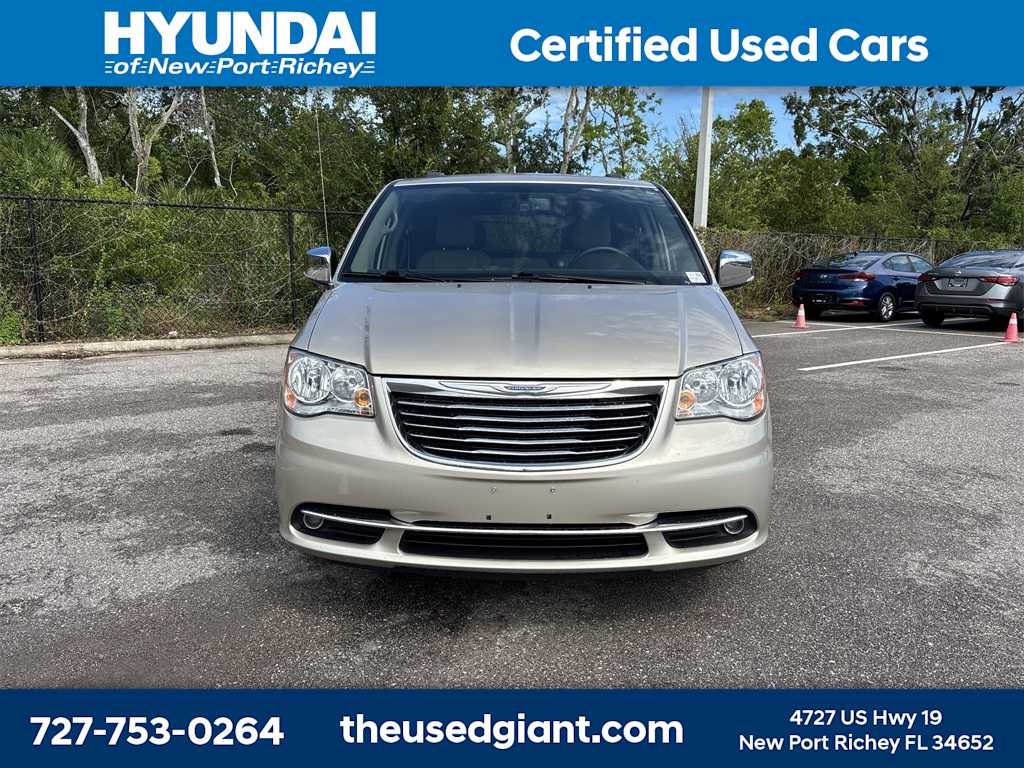 Thumbnail: 2015 Chrysler Town & Country - 8