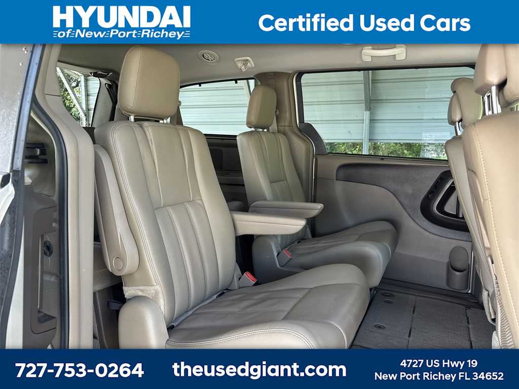 Thumbnail: 2015 Chrysler Town & Country - 22
