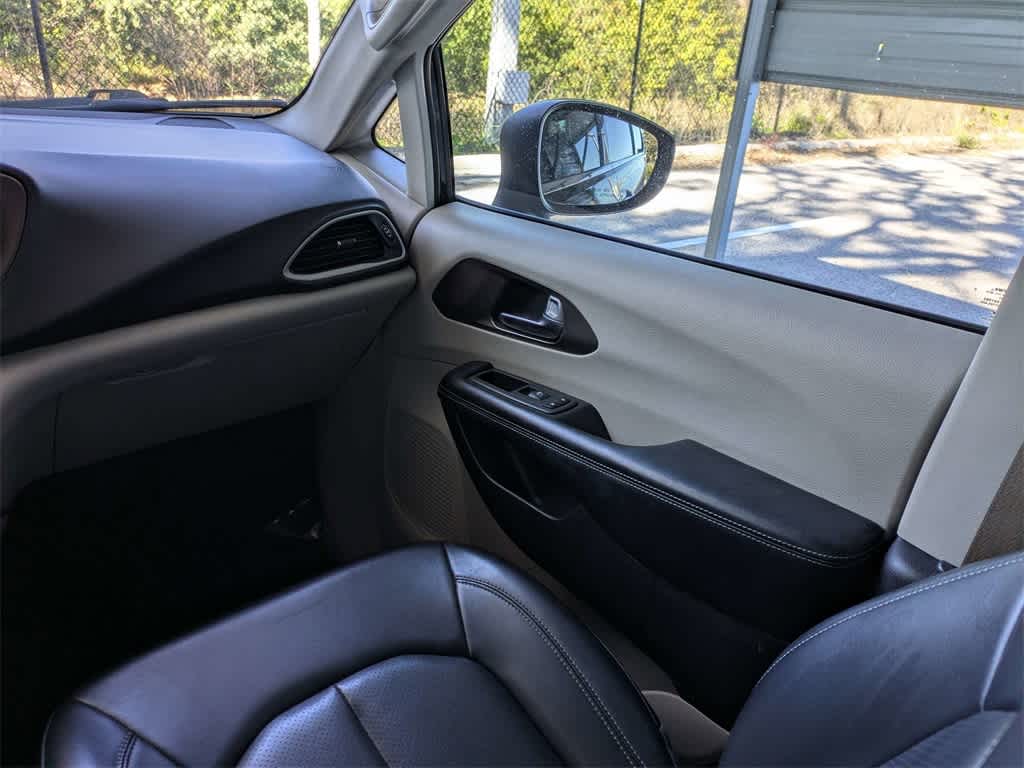 Thumbnail: 2021 Chrysler Voyager - 23