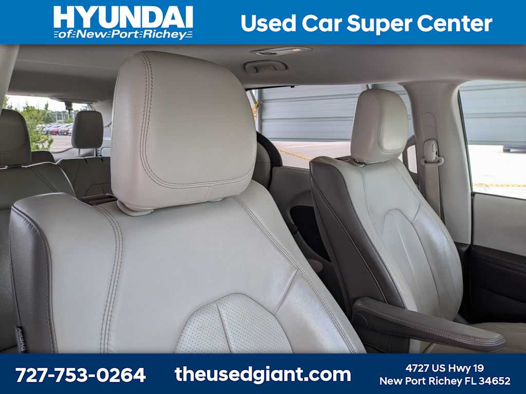 Thumbnail: 2017 Chrysler Pacifica - 6