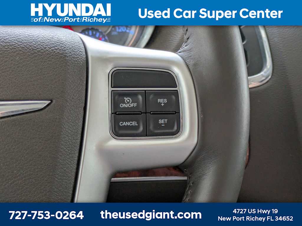 Thumbnail: 2015 Chrysler Town & Country - 34