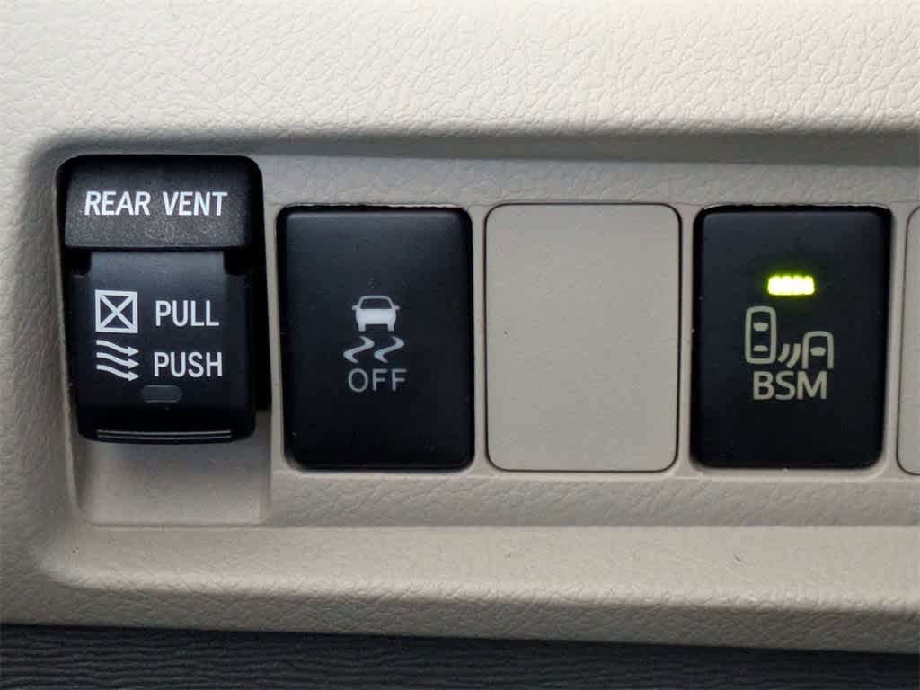 Thumbnail: 2015 Toyota Sienna - 31