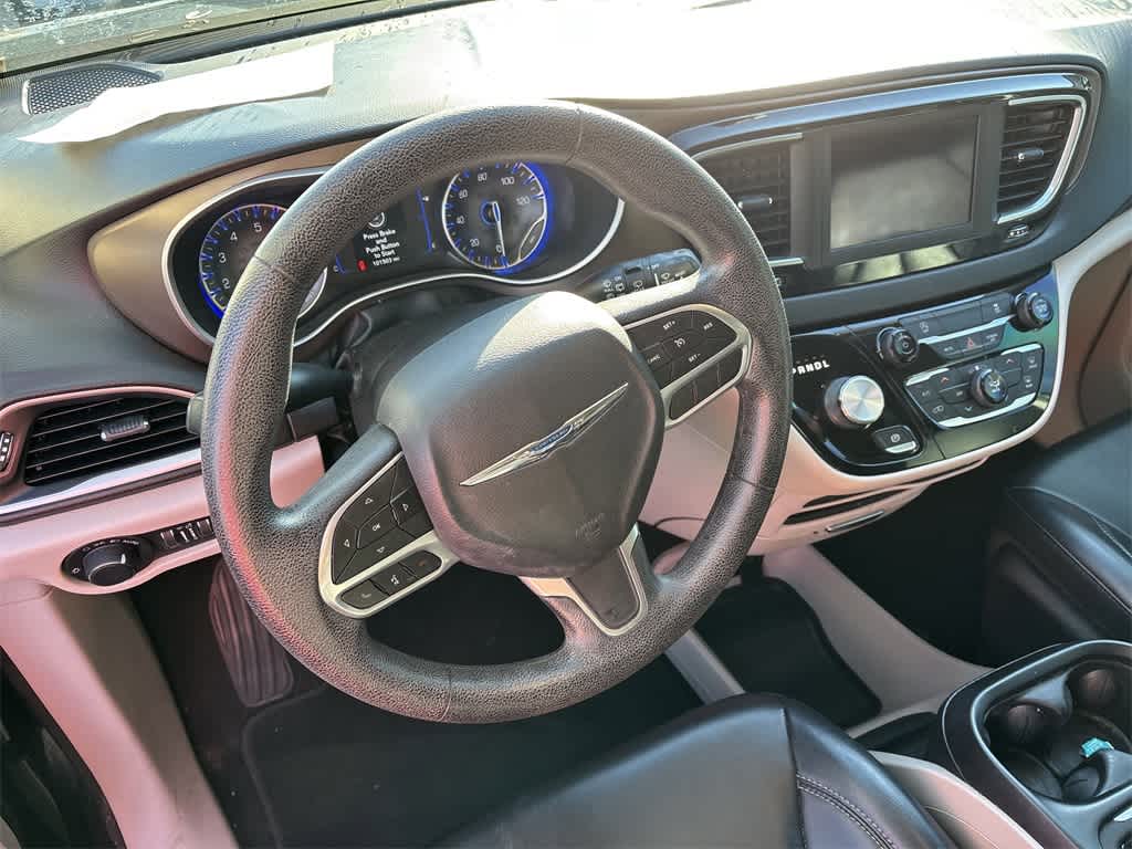 Thumbnail: 2021 Chrysler Voyager - 10