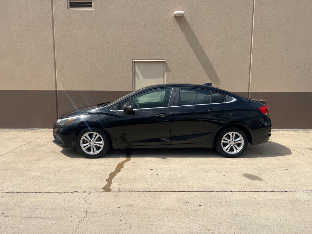 2017 Chevrolet Cruze LT photo 2