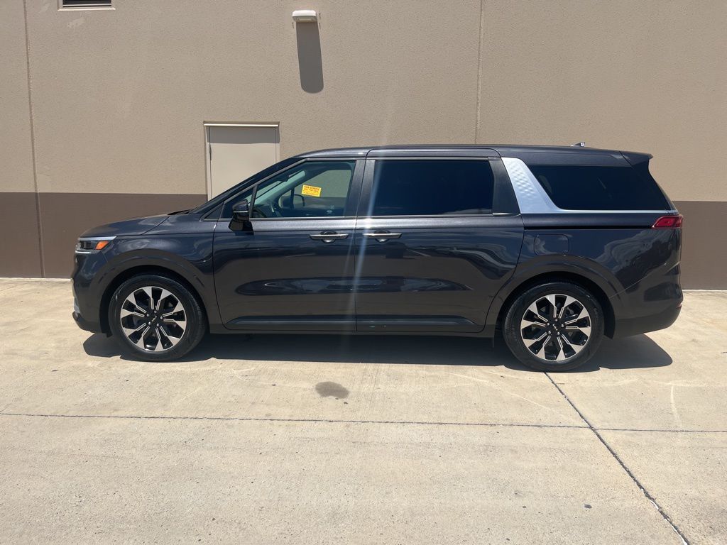 2024 Kia Carnival EX photo 2