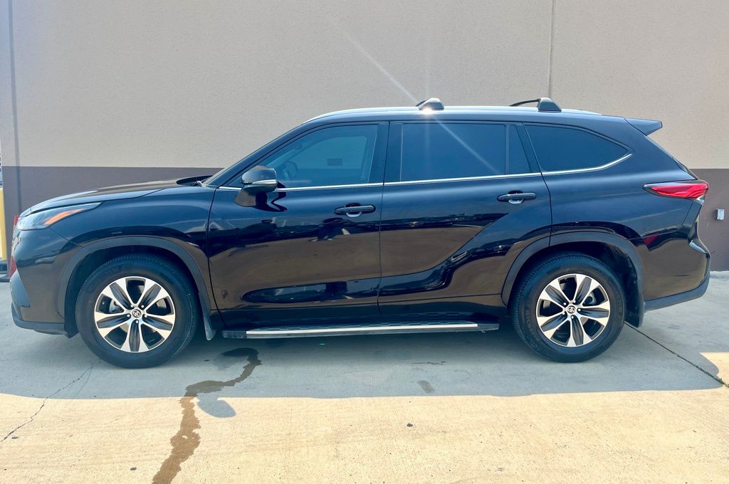 2022 Toyota Highlander XLE photo 2
