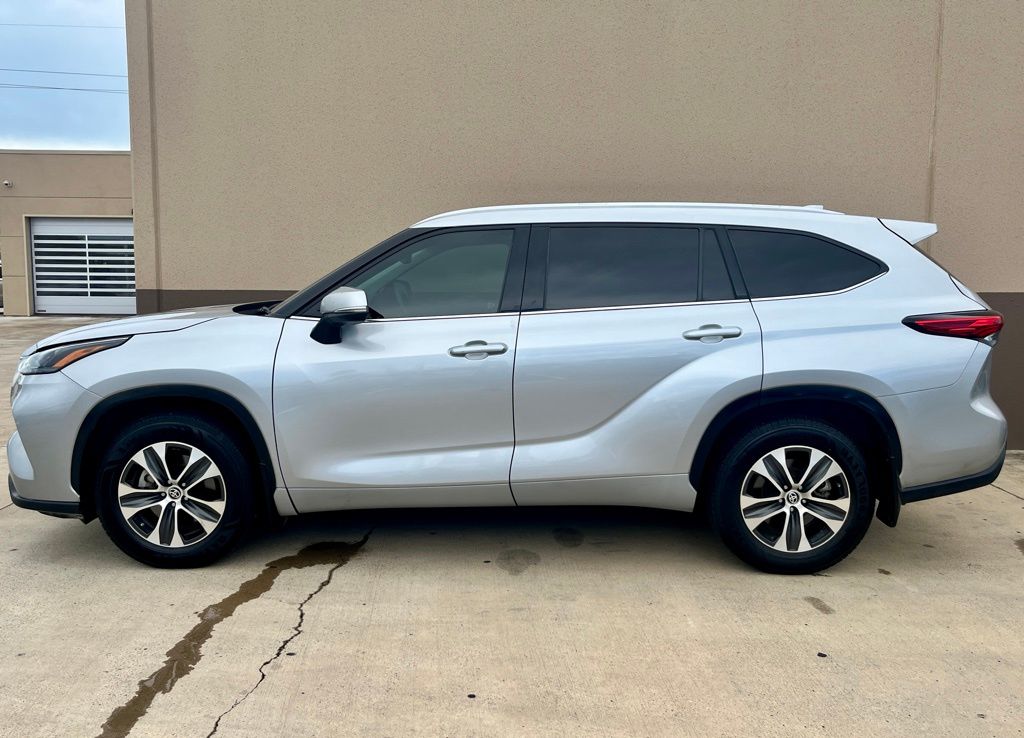 2022 Toyota Highlander Hybrid XLE photo 2