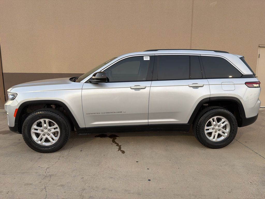 2023 Jeep Grand Cherokee Laredo photo 2