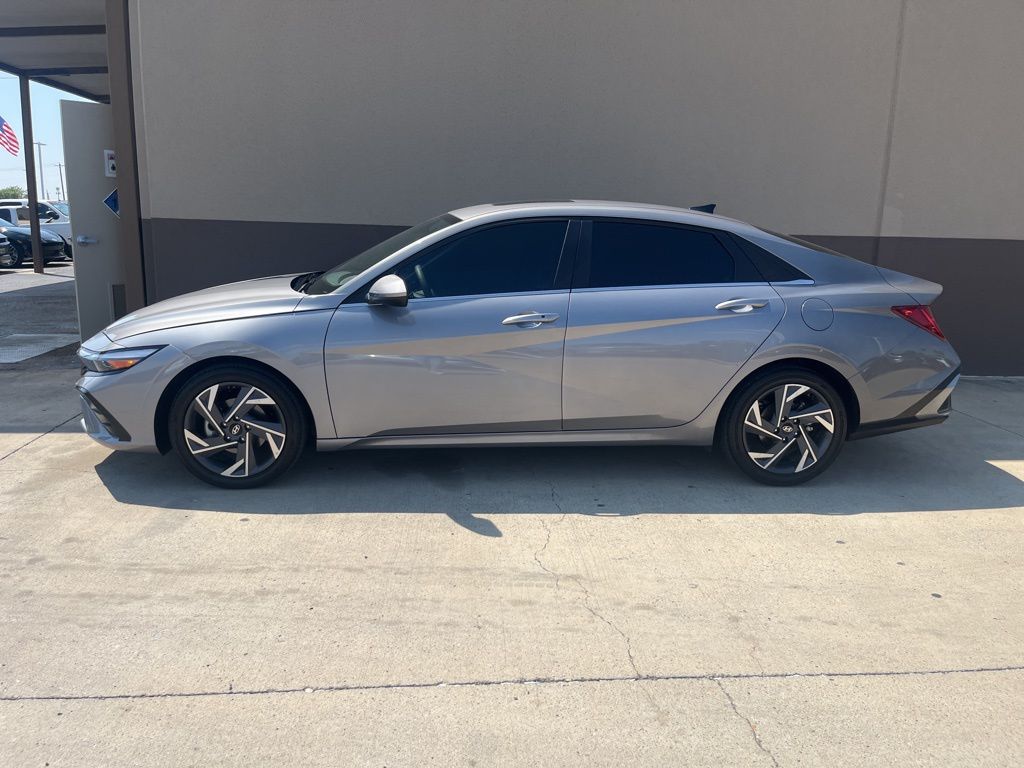 2025 Hyundai Elantra SEL Convenience photo 2