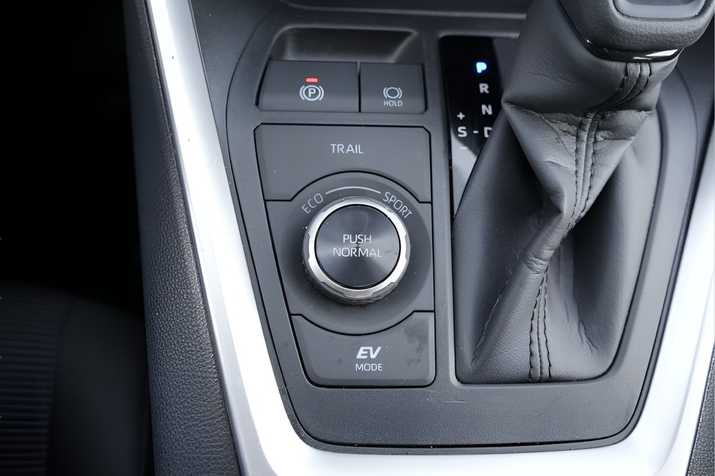 2025 Toyota RAV4 LE - Photo 30