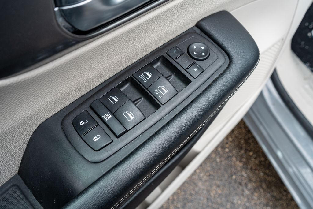 2023 CHRYSLER PACIFICA - Image 29