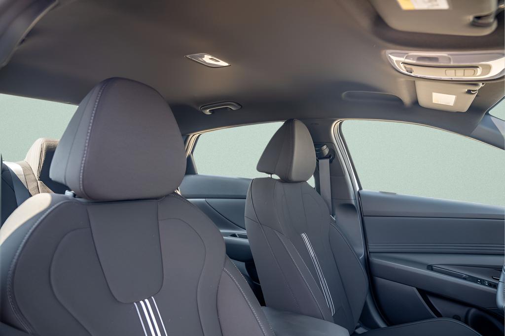 2025 Hyundai Elantra SEL - Photo 12