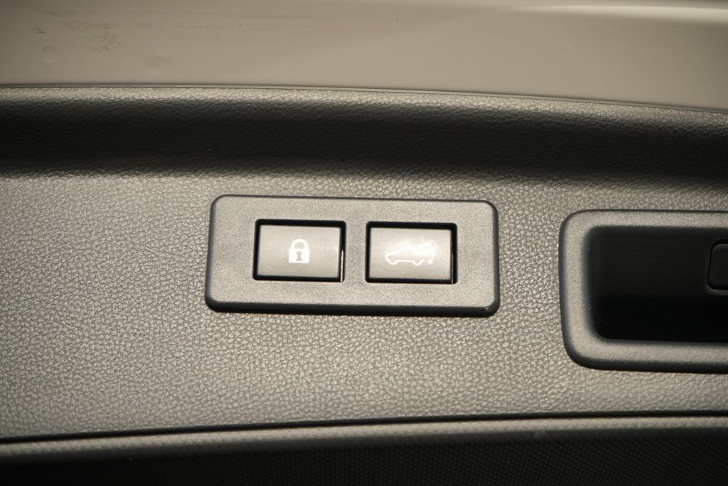 2023 SUBARU FORESTER - Image 11