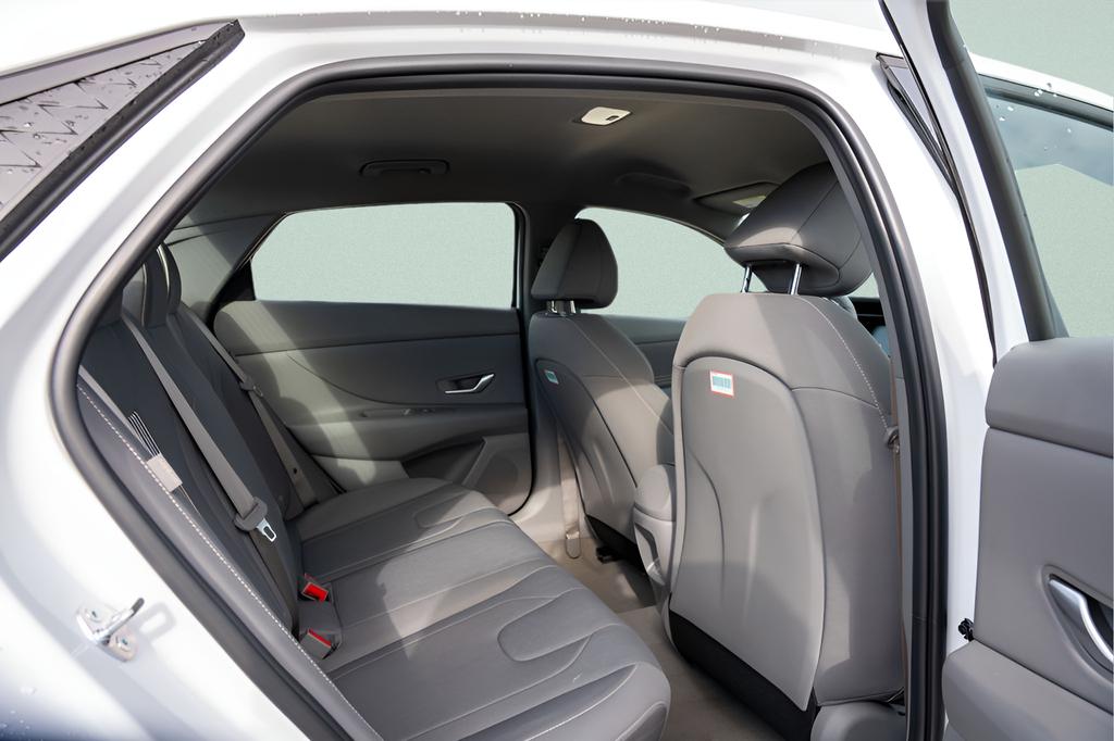 2025 Hyundai Elantra SEL - Photo 15