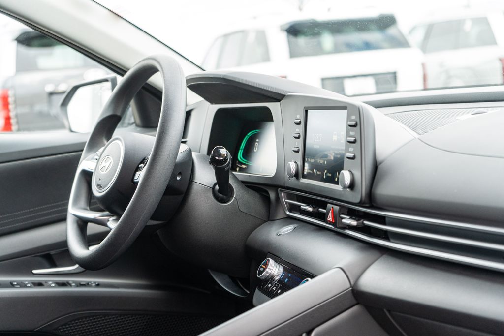 2025 HYUNDAI ELANTRA - Image 11