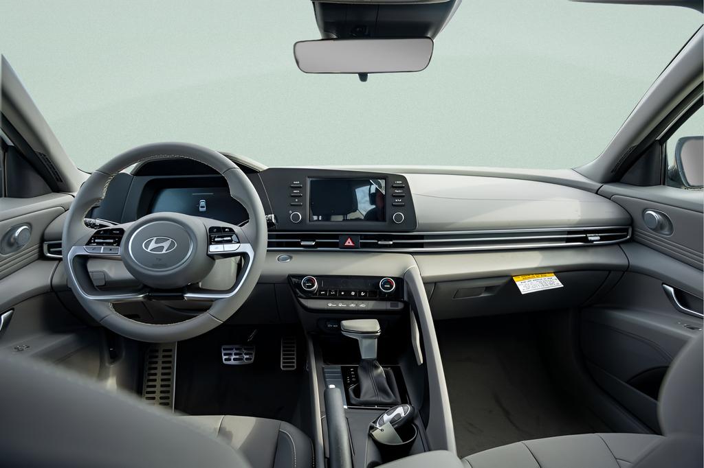 2025 Hyundai Elantra SEL - Photo 17