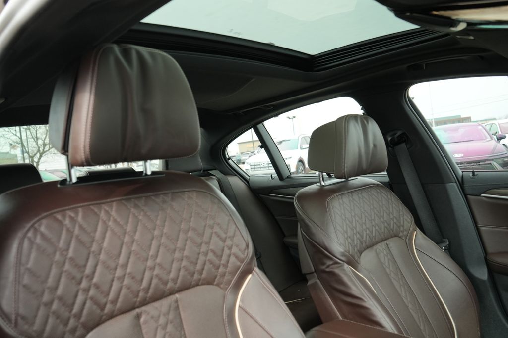 2021 BMW 530E - Image 13