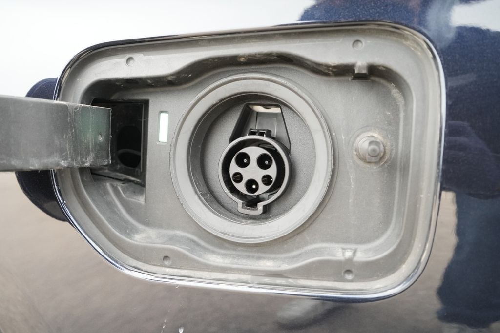 2021 BMW 530E - Image 23