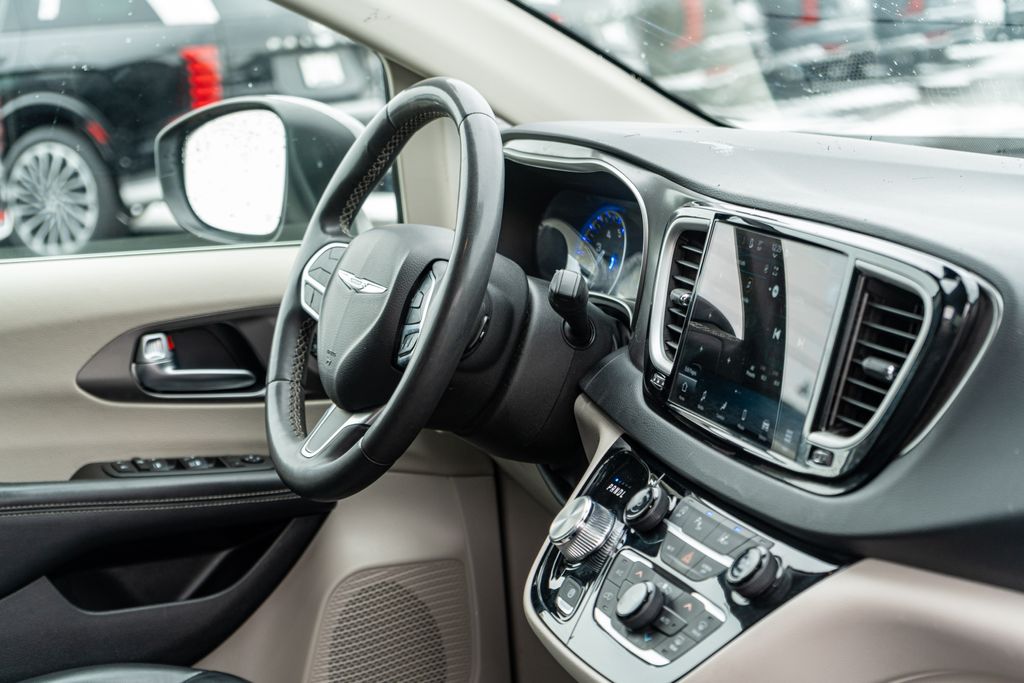 2023 CHRYSLER PACIFICA - Image 17