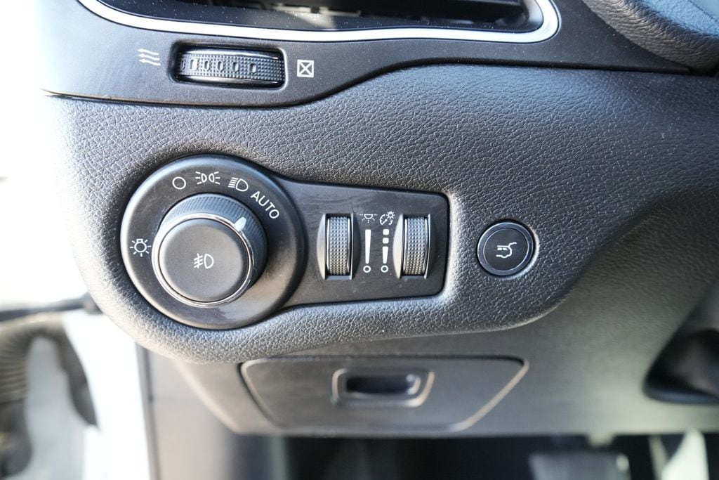 2020 JEEP CHEROKEE - Image 28