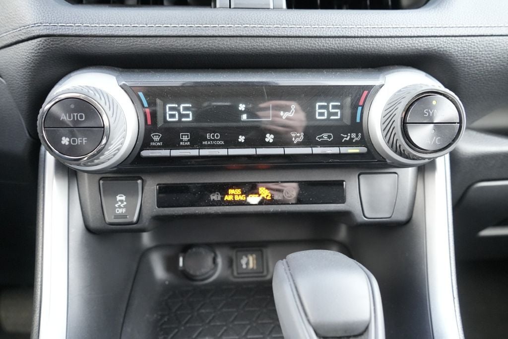 2025 Toyota RAV4 LE - Photo 32